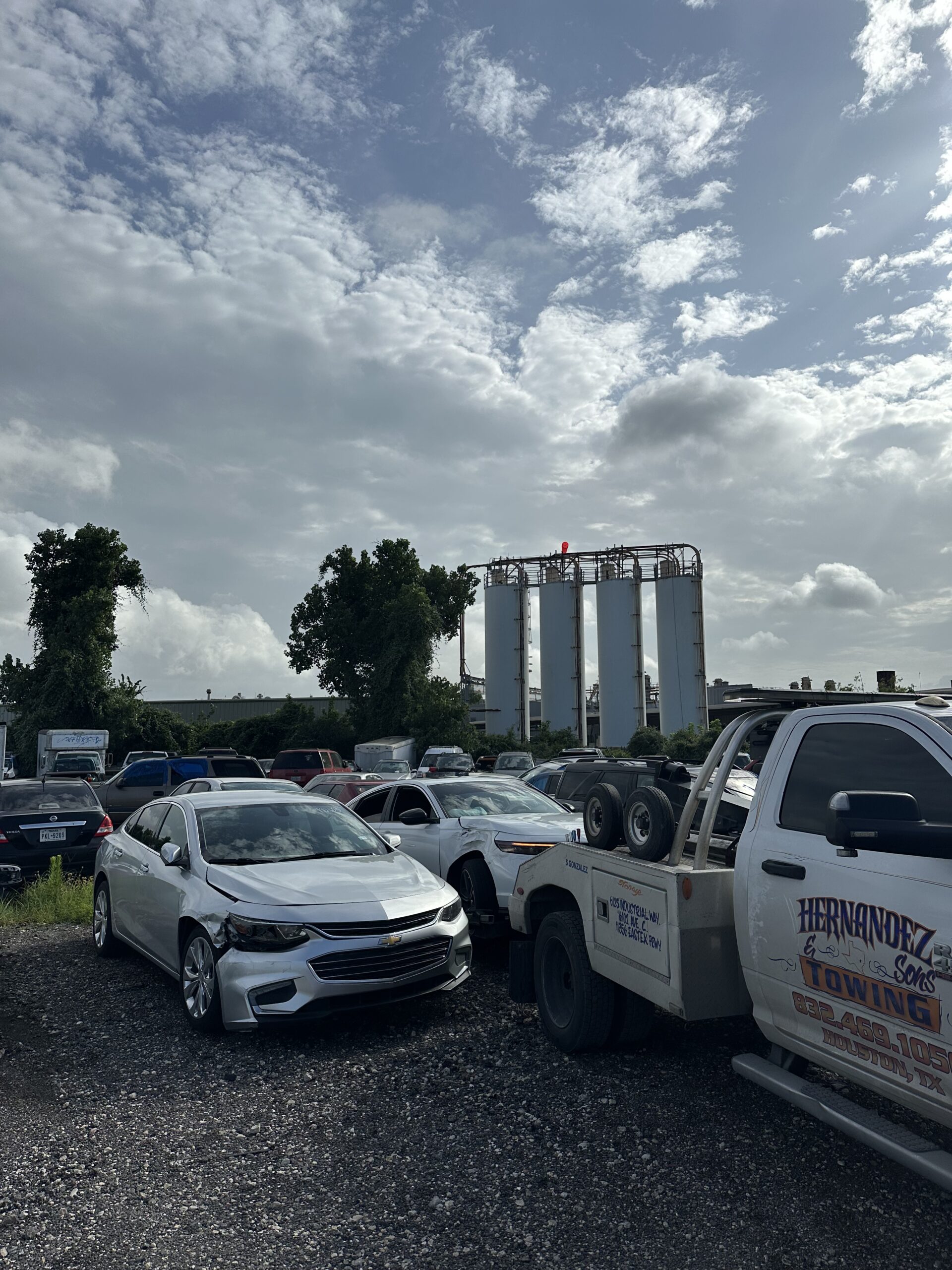 Accident towing service in East Houston - Hernandez and Sons Towing